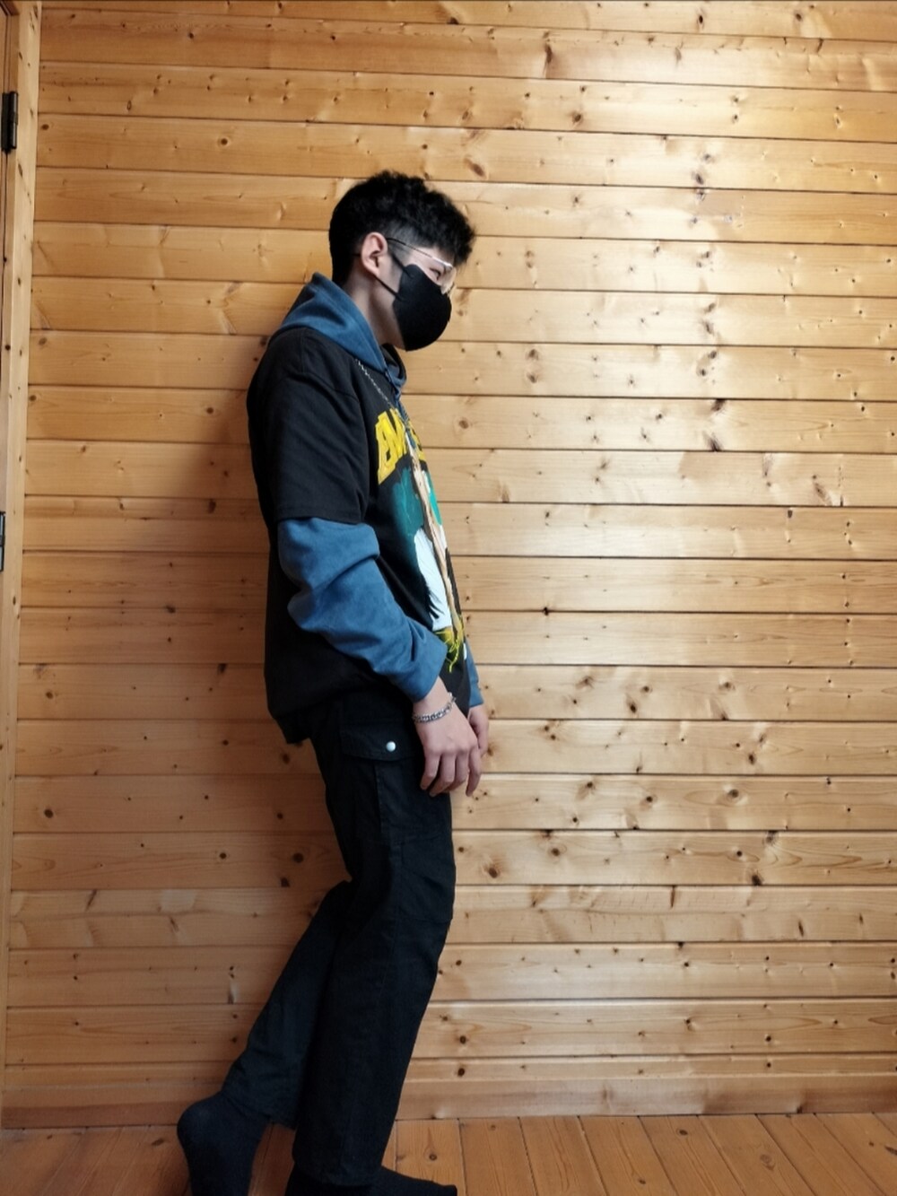「カジュアル、カジュアルコーデ、ストリート、プチプラ、服好きな人と繋がりたい、いいね、save、フォローお願いします🤑、おしゃれさんと繋がりたい、お洒落さんとつながりたい、ファッションを楽しもう」｜「わかんないのアイテム（Tシャツ/カットソー、ブラック系）」を使った、けてるさん（メンズ・175cm）の冬コーディネートの3枚目の写真
