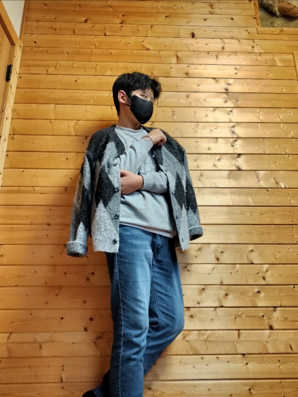 「メンズファッション、いいね、save、フォローお願いします🤑、お洒落さんとつながりたい、デニム、カーディガン、アーガイル柄、グレムリン、レイヤードスタイル、レイヤード、ほぼモノトーン、きれいめカジュアル」｜「しまむらのアイテム（デニムパンツ、ブルー系）」を使った、けてるさん（メンズ・175cm）の冬コーディネートの4枚目の写真