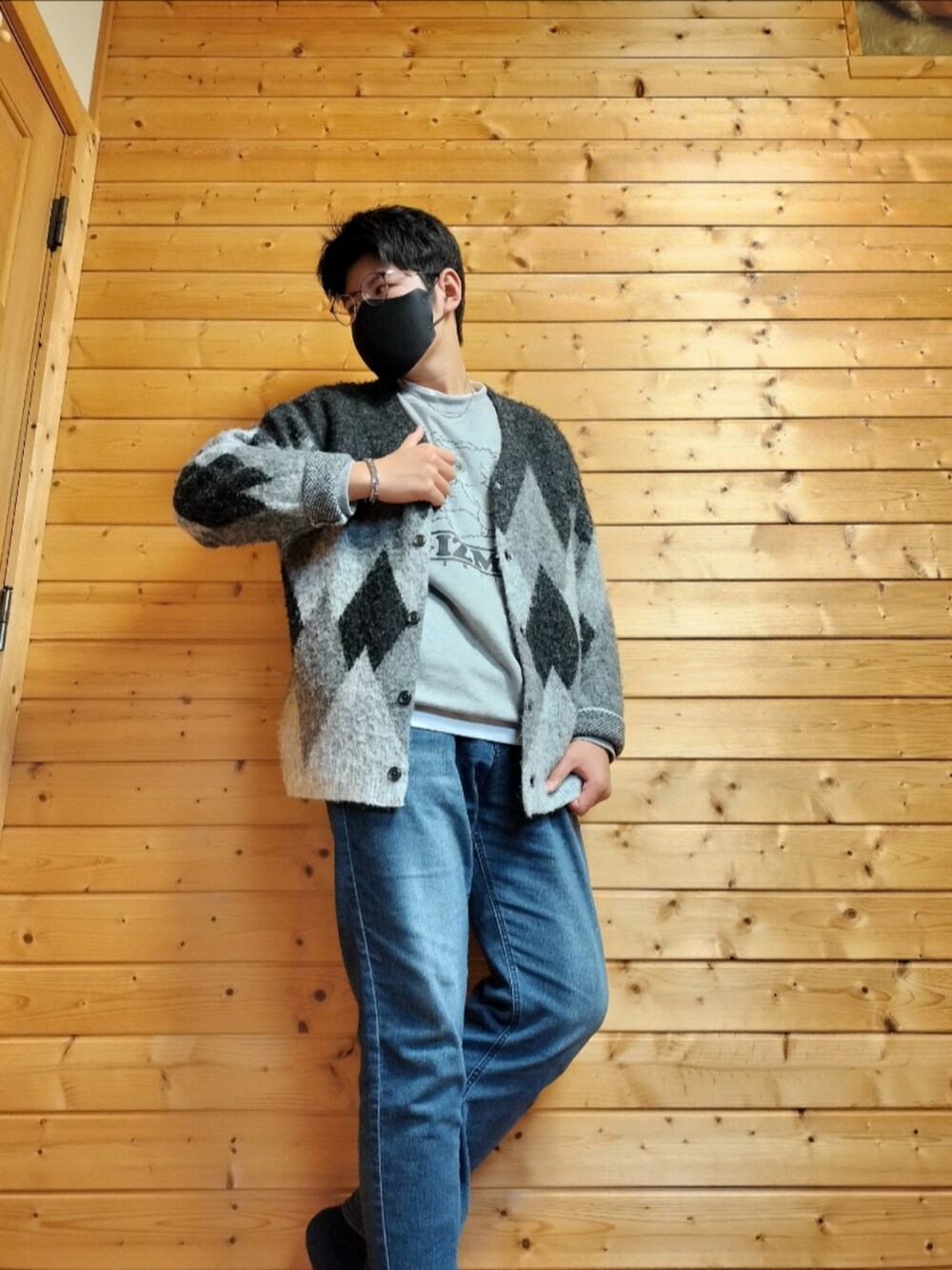 「メンズファッション、いいね、save、フォローお願いします🤑、お洒落さんとつながりたい、デニム、カーディガン、アーガイル柄、グレムリン、レイヤードスタイル、レイヤード、ほぼモノトーン、きれいめカジュアル」｜「しまむらのアイテム（デニムパンツ、ブルー系）」を使った、けてるさん（メンズ・175cm）の冬コーディネートの2枚目の写真