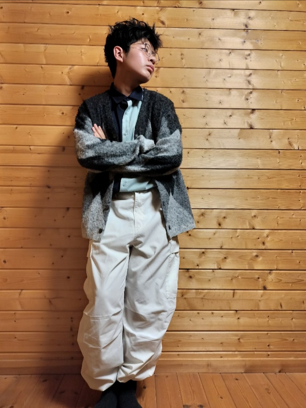 「春ファッション、休日スタイル、いいね、save、フォローお願いします🤑、お洒落さんとつながりたい、ラフコーデ、淡色コーデ、カーゴパンツ、カーディガン、シャツ、キリカエトップス、プチプラ、プチプラコーデ」｜「GUのアイテム（カーゴパンツ、ホワイト系）」を使った、けてるさん（メンズ・175cm）の春コーディネートの2枚目の写真