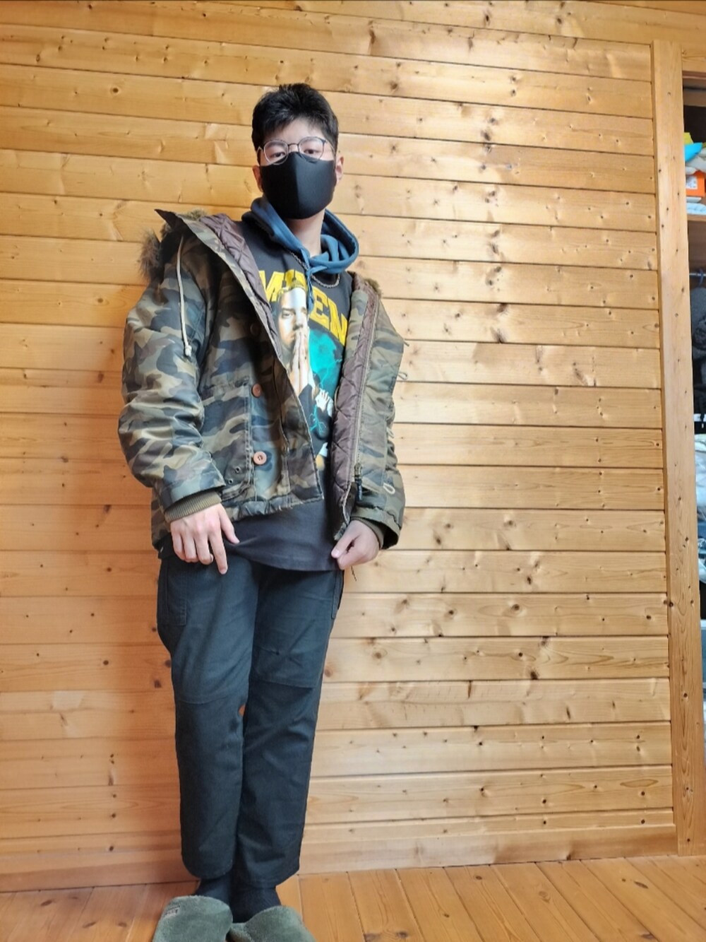 「カジュアル、カジュアルコーデ、ストリート、プチプラ、服好きな人と繋がりたい、いいね、save、フォローお願いします🤑、おしゃれさんと繋がりたい、お洒落さんとつながりたい、ファッションを楽しもう」｜「わかんないのアイテム（Tシャツ/カットソー、ブラック系）」を使った、けてるさん（メンズ・175cm）の冬コーディネートの4枚目の写真