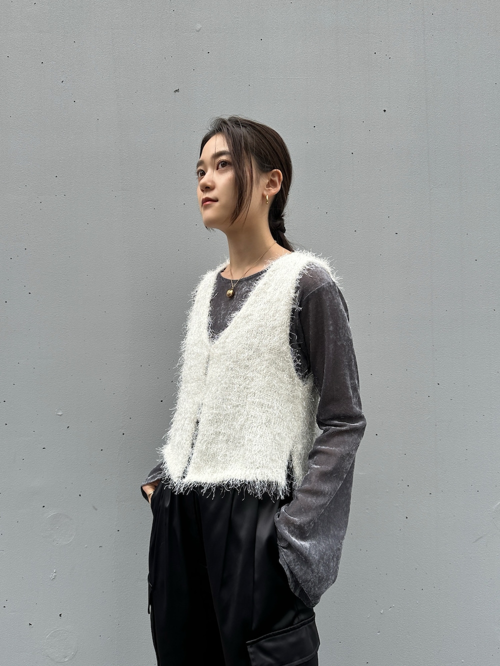 ブラック系のカーゴパンツ、ブラック系のブーツ、グレー系のTシャツ/カットソーを着用したレディースの秋コーディネートの4枚目の写真