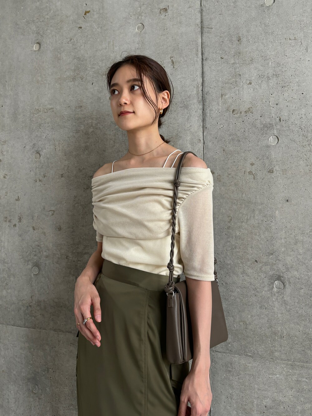 「夏コーデ、オトナカジュアル、休日スタイル、オフショル、肌見せ、きれいめカジュアル、大人カジュアルコーデ、大人女子、高身長女子、大人コーデ、高身長コーデ、カーゴスカート、ミリタリー、スリット、ナロースカート」｜「CE'E_SE'Eのドレープオフショルダー トップス（Tシャツ/カットソー、ベージュ系）」を使った、ainaさん（骨格ナチュラル・レディース・167cm）の夏コーディネートの2枚目の写真