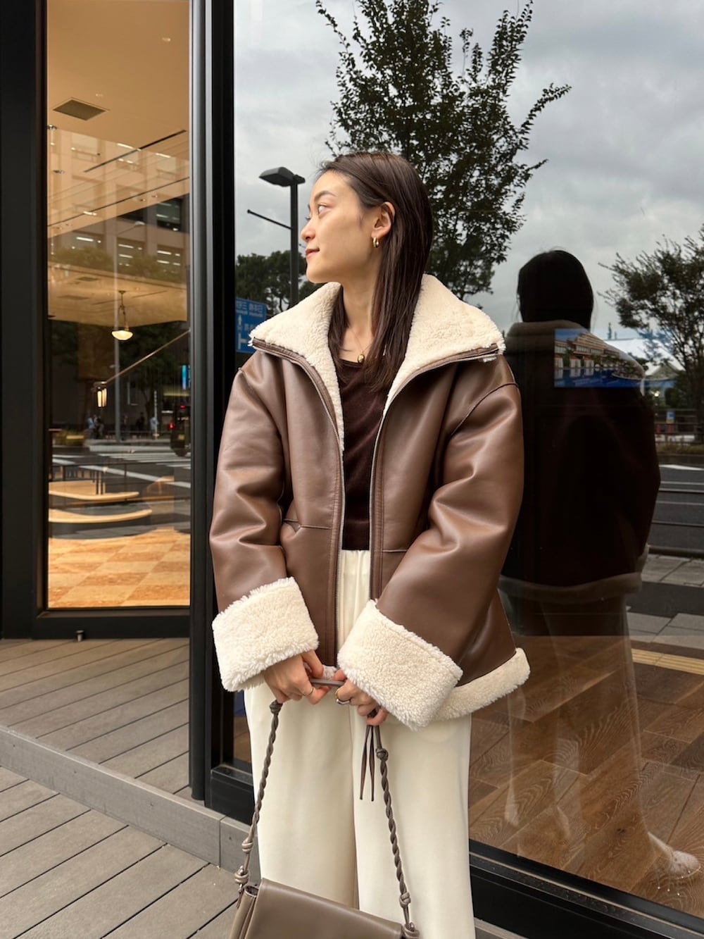 「レイヤードスタイル、アウター、ムートンコート、フェイクムートン、ボリュームアウター、ブラウン、ジャージーパンツ、リラックス、オトナカジュアル、大人カジュアル、ワンマイルウェア、シンプルコーデ、ワイドパンツ、30代コーデ、カジュアルコーデ」｜「CE'E_SE'Eのジャージーストレートパンツ（その他パンツ、ホワイト系）」を使った、ainaさん（骨格ナチュラル・レディース・167cm）の秋コーディネートの4枚目の写真
