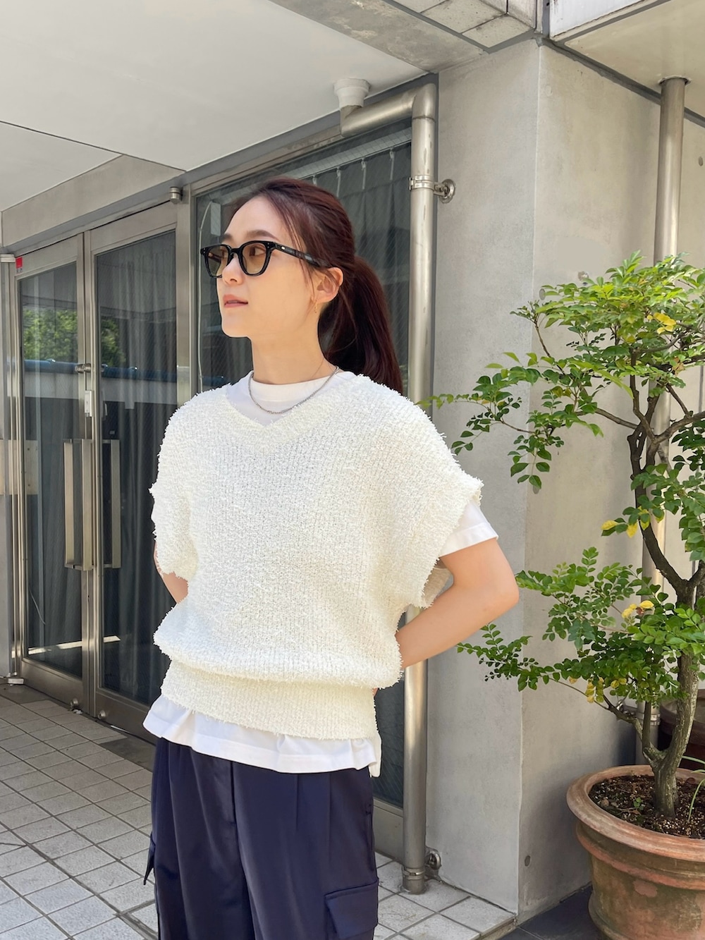 「シンプルスタイル、レイヤードスタイル、カーゴパンツ、サテンパンツ、ニットベスト、サンダル、大人カジュアル、高身長女子、サングラススタイル、カットソー、高身長コーデ、きれいめカジュアル、ロゴT、着回しコーデ、大人女子」｜「CE'E_SE'Eのシャイニーサテンカーゴパンツ（カーゴパンツ、ブルー系）」を使った、ainaさん（骨格ナチュラル・レディース・167cm）の春コーディネートの3枚目の写真