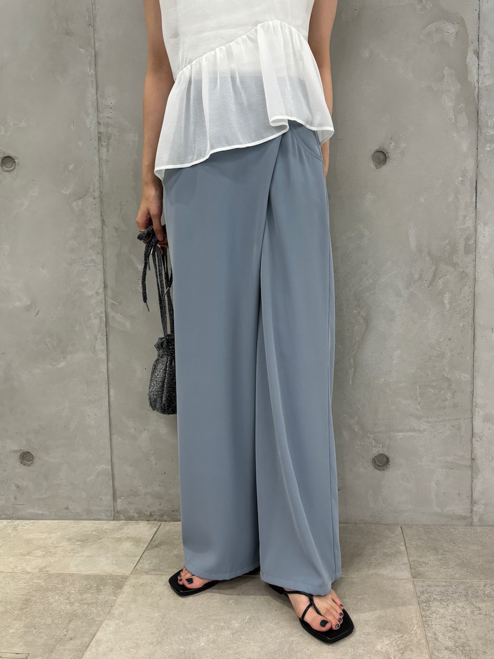 ブラック系のショルダーバッグ、ホワイト系のシャツ/ブラウス、ブルー系のその他パンツを着用したレディースの夏コーディネートの3枚目の写真