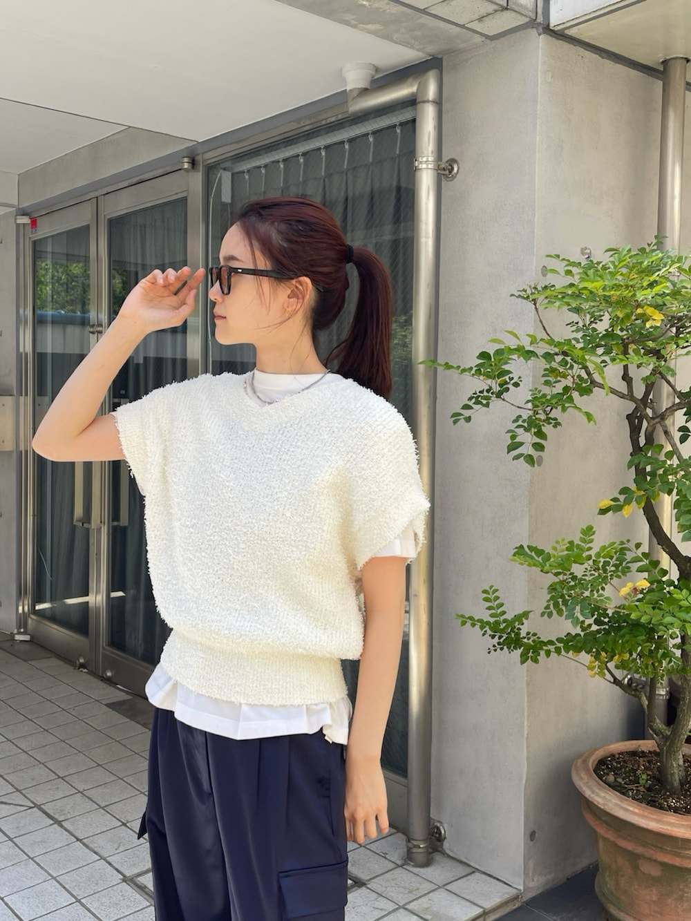 「シンプルスタイル、レイヤードスタイル、カーゴパンツ、サテンパンツ、ニットベスト、サンダル、大人カジュアル、高身長女子、サングラススタイル、カットソー、高身長コーデ、きれいめカジュアル、ロゴT、着回しコーデ、大人女子」｜「CE'E_SE'Eのシャイニーサテンカーゴパンツ（カーゴパンツ、ブルー系）」を使った、ainaさん（骨格ナチュラル・レディース・167cm）の春コーディネートの2枚目の写真