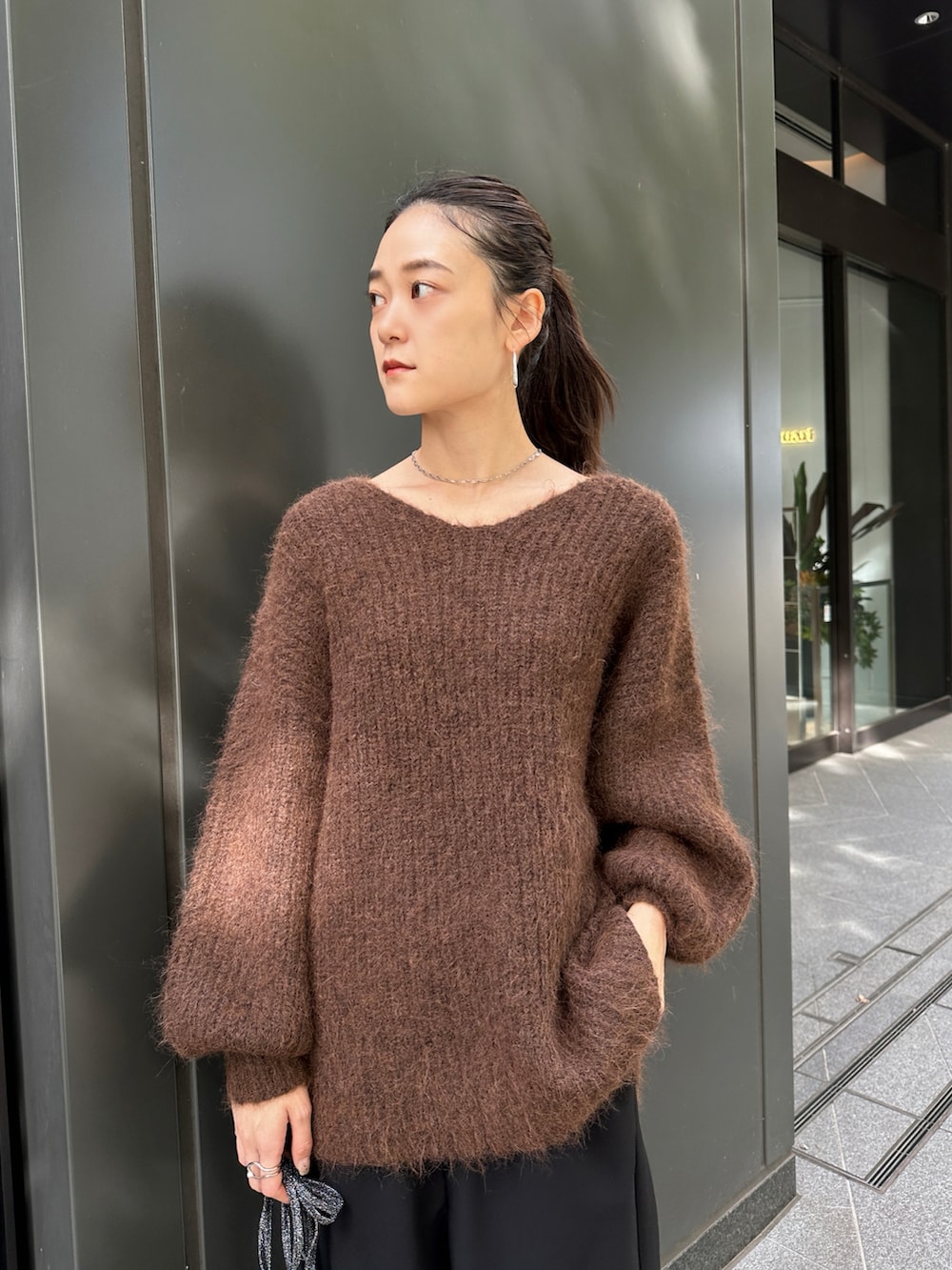 「ニット、お出かけコーデ、休日スタイル、きれいめカジュアル、ゆるニット、ジャージーパンツ、高身長女子、大人カジュアル、大人かわいい、ブラウン、冬コーデ、モヘアニット、綺麗目カジュアル、ブーツ、シンプル」｜「CE'E_SE'Eのジャージーストレートパンツ（その他パンツ、ブラック系）」を使った、ainaさん（骨格ナチュラル・レディース・167cm）の秋コーディネートの3枚目の写真