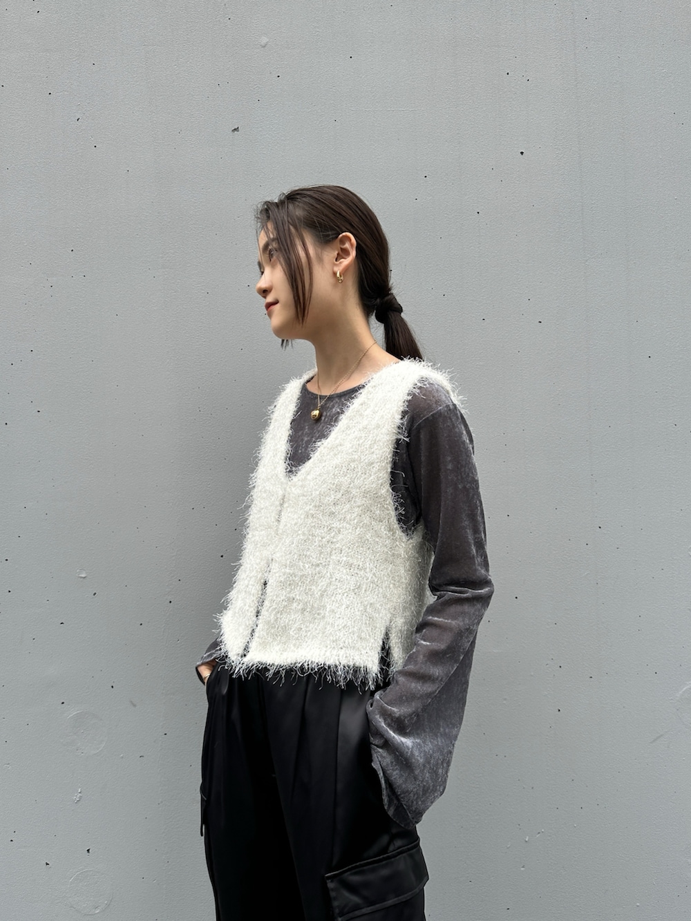 ブラック系のカーゴパンツ、ブラック系のブーツ、グレー系のTシャツ/カットソーを着用したレディースの秋コーディネートの3枚目の写真