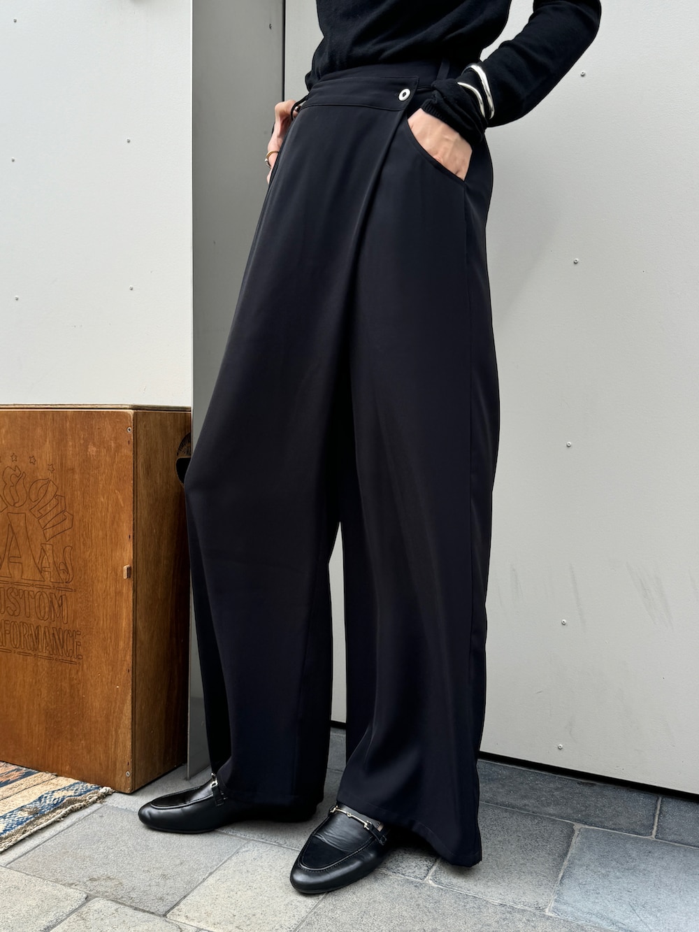 ブラック系のニット/セーター、ブラック系のその他パンツ、シルバー系のバングル/リストバンドを着用したレディースの秋コーディネートの2枚目の写真