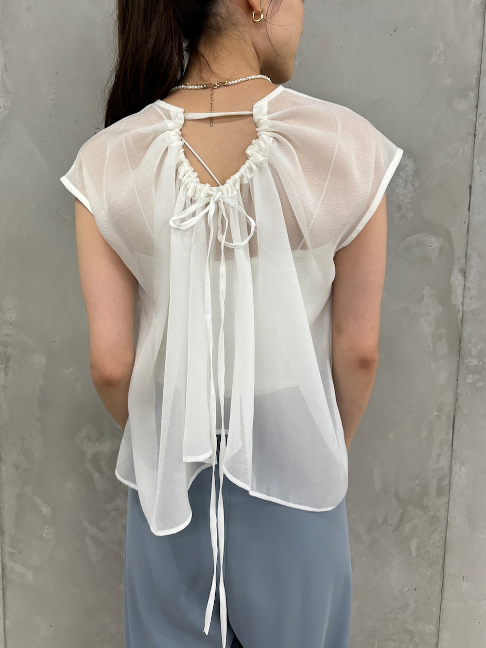 ブラック系のショルダーバッグ、ホワイト系のシャツ/ブラウス、ブルー系のその他パンツを着用したレディースの夏コーディネートの5枚目の写真