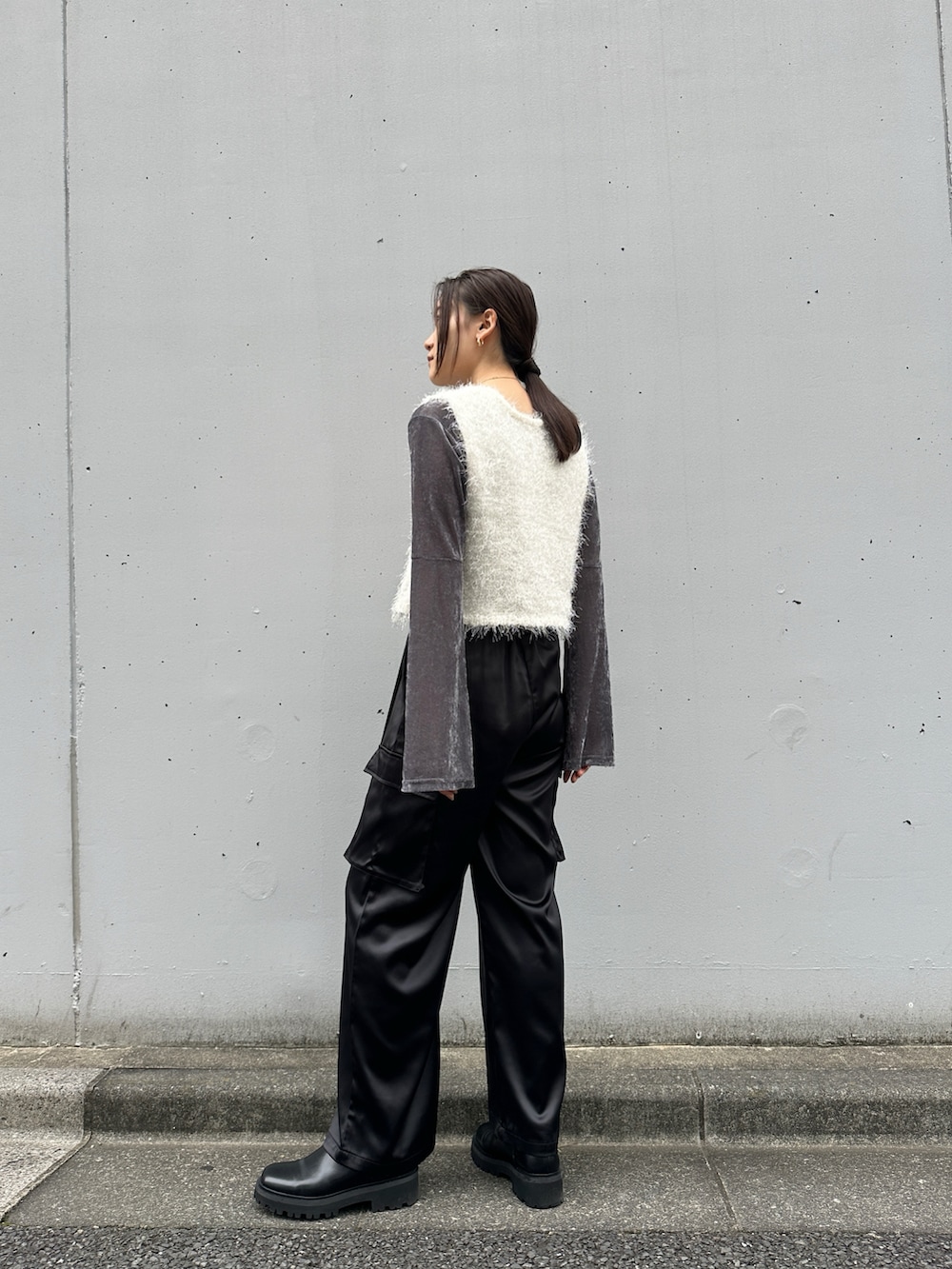 ブラック系のカーゴパンツ、ブラック系のブーツ、グレー系のTシャツ/カットソーを着用したレディースの秋コーディネートの2枚目の写真