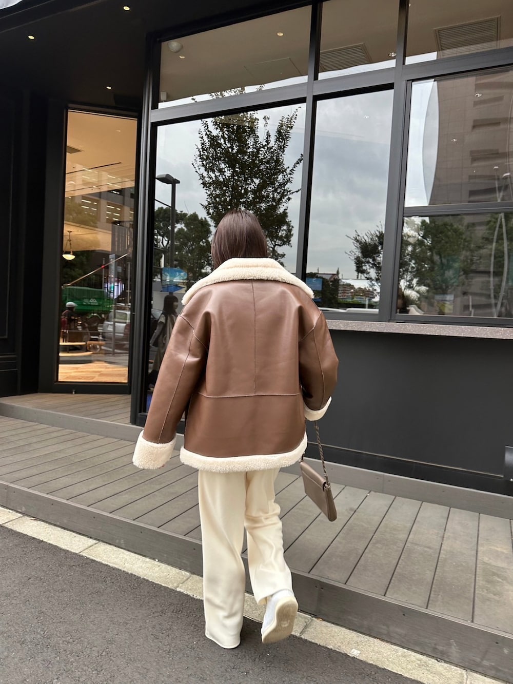「レイヤードスタイル、アウター、ムートンコート、フェイクムートン、ボリュームアウター、ブラウン、ジャージーパンツ、リラックス、オトナカジュアル、大人カジュアル、ワンマイルウェア、シンプルコーデ、ワイドパンツ、30代コーデ、カジュアルコーデ」｜「CE'E_SE'Eのジャージーストレートパンツ（その他パンツ、ホワイト系）」を使った、ainaさん（骨格ナチュラル・レディース・167cm）の秋コーディネートの3枚目の写真