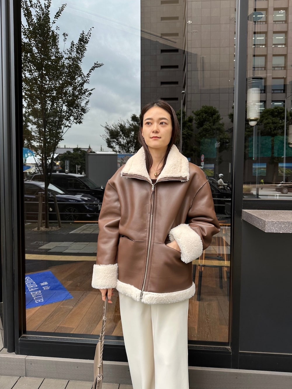 「レイヤードスタイル、アウター、ムートンコート、フェイクムートン、ボリュームアウター、ブラウン、ジャージーパンツ、リラックス、オトナカジュアル、大人カジュアル、ワンマイルウェア、シンプルコーデ、ワイドパンツ、30代コーデ、カジュアルコーデ」｜「CE'E_SE'Eのジャージーストレートパンツ（その他パンツ、ホワイト系）」を使った、ainaさん（骨格ナチュラル・レディース・167cm）の秋コーディネートの5枚目の写真