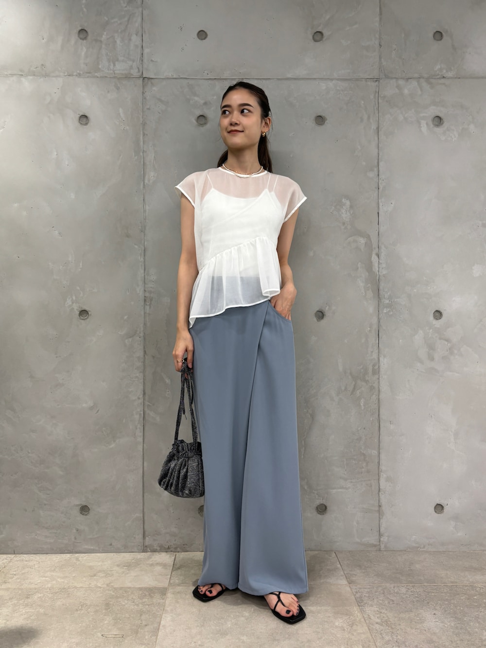 ブラック系のショルダーバッグ、ホワイト系のシャツ/ブラウス、ブルー系のその他パンツを着用したレディースの夏コーディネートの2枚目の写真