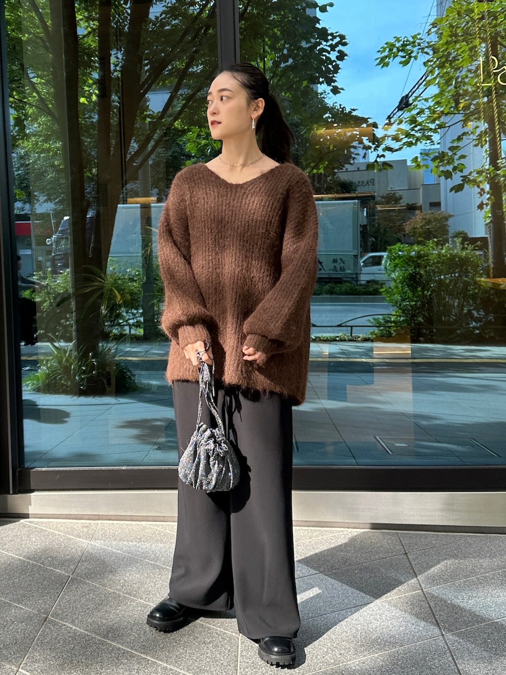 「ニット、お出かけコーデ、休日スタイル、きれいめカジュアル、ゆるニット、ジャージーパンツ、高身長女子、大人カジュアル、大人かわいい、ブラウン、冬コーデ、モヘアニット、綺麗目カジュアル、ブーツ、シンプル」｜「CE'E_SE'Eのジャージーストレートパンツ（その他パンツ、ブラック系）」を使った、ainaさん（骨格ナチュラル・レディース・167cm）の秋コーディネートの2枚目の写真