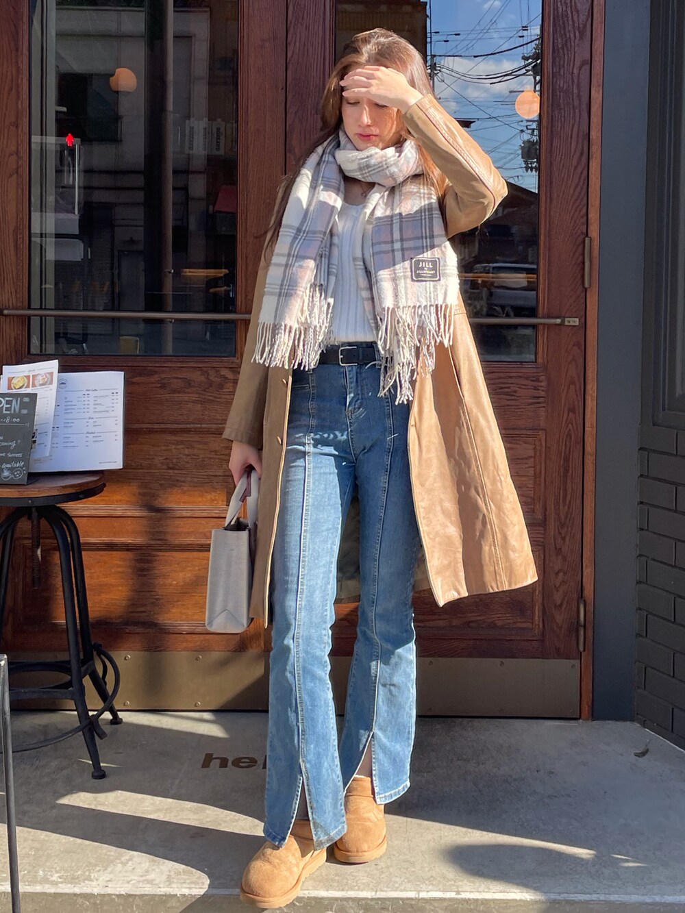 イエロー系のブーツ、ベージュ系のショルダーバッグ、パープル系のストール/ショールを着用したレディースの春コーディネートの2枚目の写真