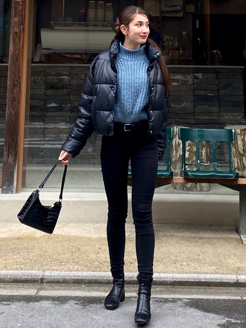 ブラック系のデニムパンツ、ブラック系のジャケット/アウターを着用したレディースの春コーディネートの3枚目の写真