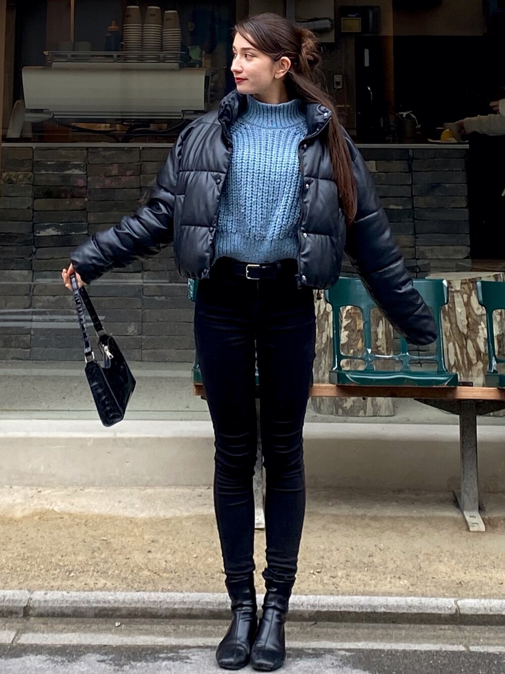 ブラック系のデニムパンツ、ブラック系のジャケット/アウターを着用したレディースの春コーディネートの2枚目の写真