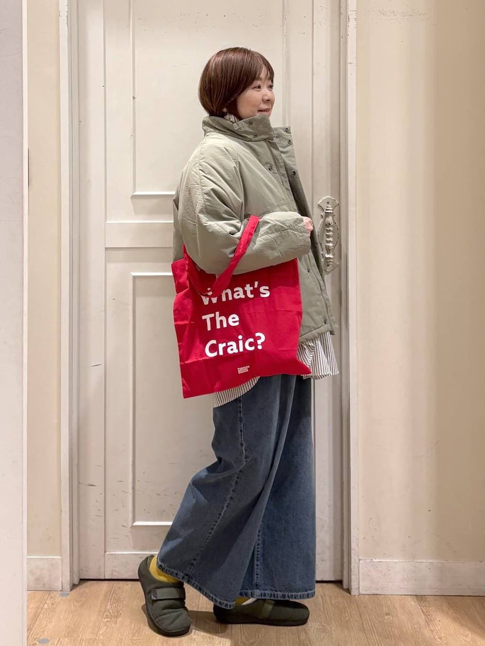 ブルー系のデニムパンツ、グリーン系のその他アウター、その他のシャツ/ブラウスを着用したレディースの秋コーディネートの6枚目の写真