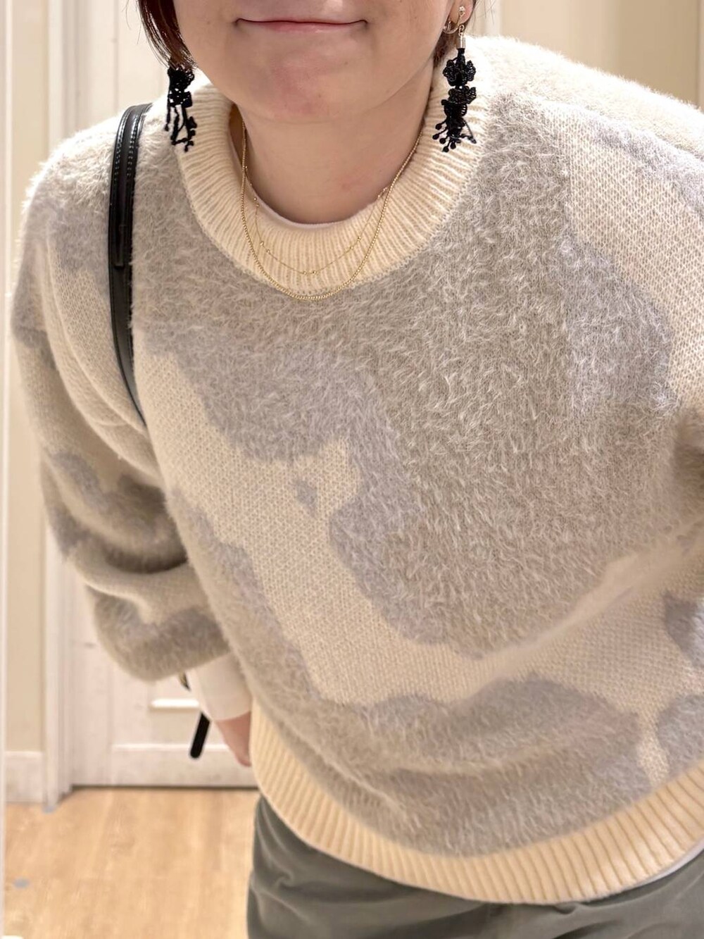 グリーン系のその他パンツ、グレー系のモカシン/デッキシューズ、ブラック系のトートバッグを着用したレディースの秋コーディネートの5枚目の写真