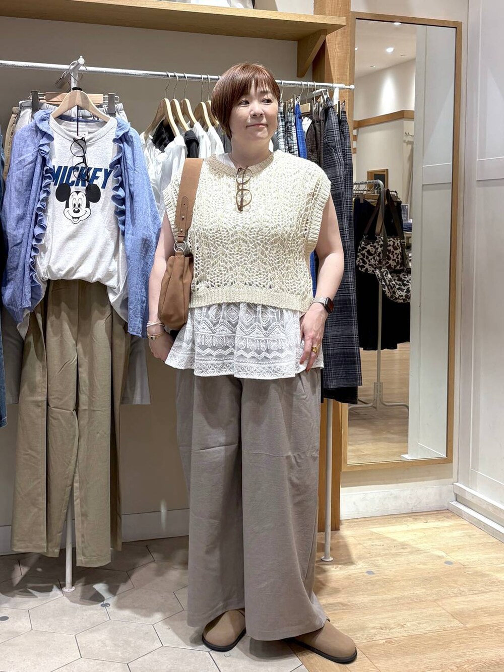 ベージュ系のトートバッグ、ベージュ系のベスト、ベージュ系のその他パンツを着用したレディースの夏コーディネートの8枚目の写真