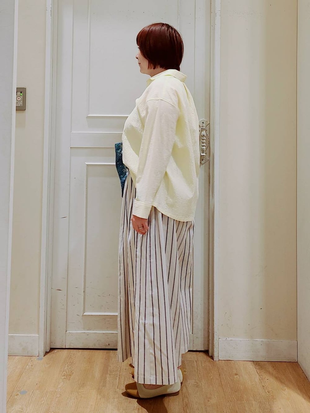 ホワイト系のタンクトップ、その他のその他パンツ、イエロー系のシャツ/ブラウスを着用したレディースの春コーディネートの2枚目の写真
