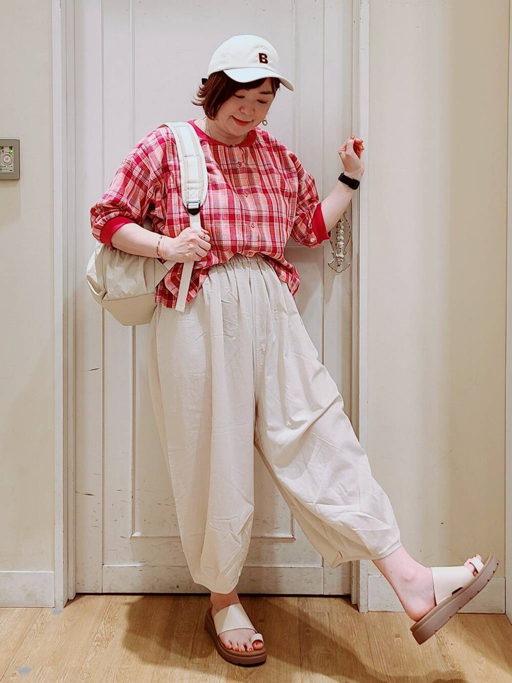 ホワイト系のサンダル、その他のシャツ/ブラウス、ホワイト系のバックパック/リュックを着用したレディースの夏コーディネートの6枚目の写真