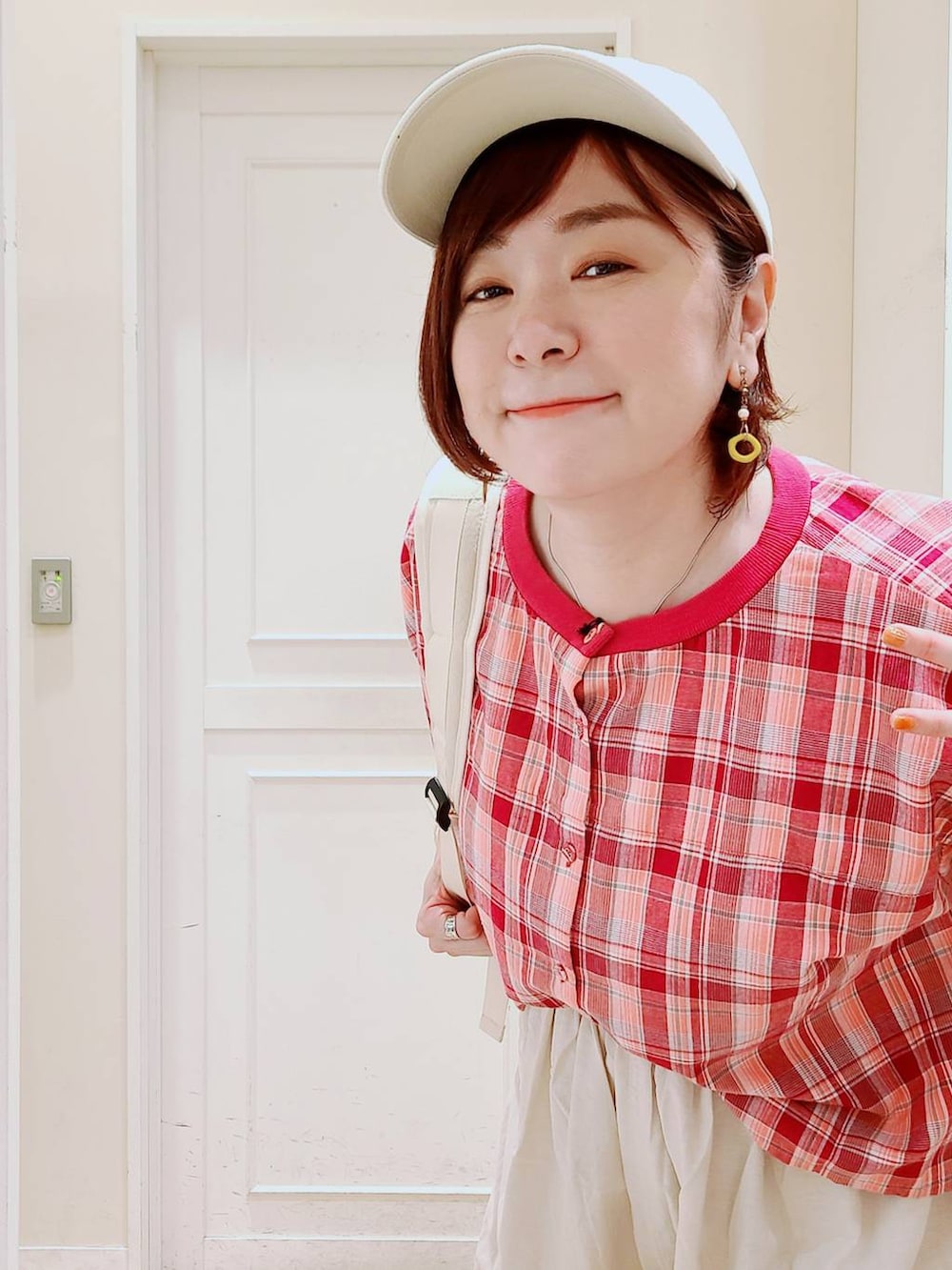 ホワイト系のサンダル、その他のシャツ/ブラウス、ホワイト系のバックパック/リュックを着用したレディースの夏コーディネートの4枚目の写真