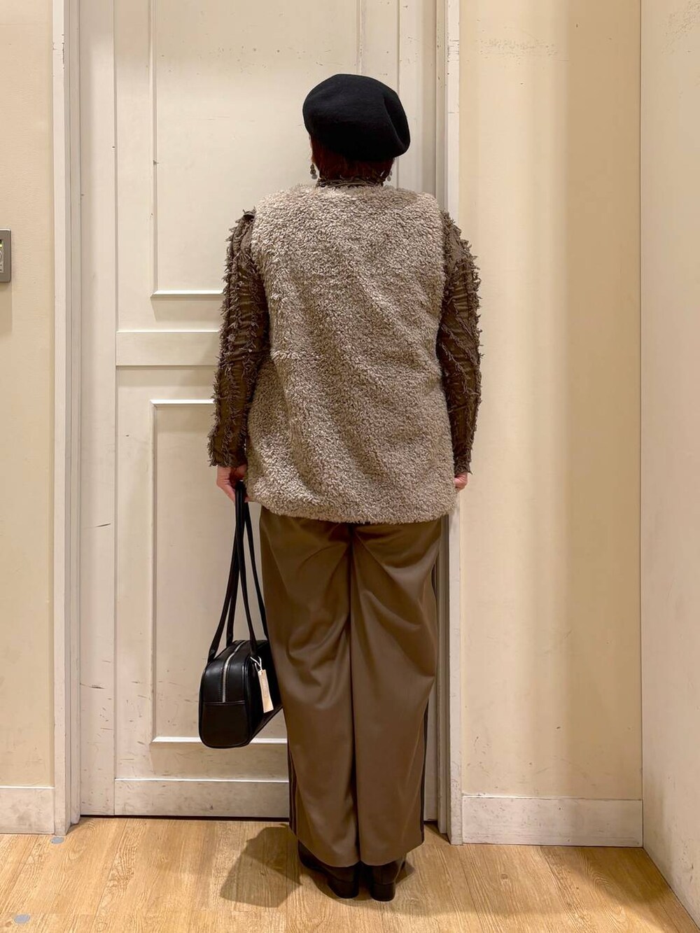 「着痩せ・細見え、体型カバー、差し色コーデ、ママコーデ、楽ちんコーデ、女子会、女子ウケ、カジュアル、studio CLIP」|「studio CLIPのVネックボアベスト(ベスト、ブラウン系)」を使った、さかもってぃさん(レディース・163cm)の秋コーディネートの2枚目の写真