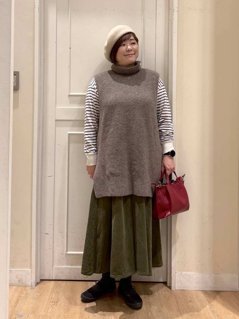 「着痩せ・細見え、体型カバー、差し色コーデ、ママコーデ、楽ちんコーデ、女子会、女子ウケ、カジュアル、studio CLIP」｜「studio CLIPのサーキュラースカーチョ[プチ・プラスサイズあり]（その他パンツ、その他）」を使った、さかもってぃさん（レディース・163cm）の秋コーディネートの5枚目の写真