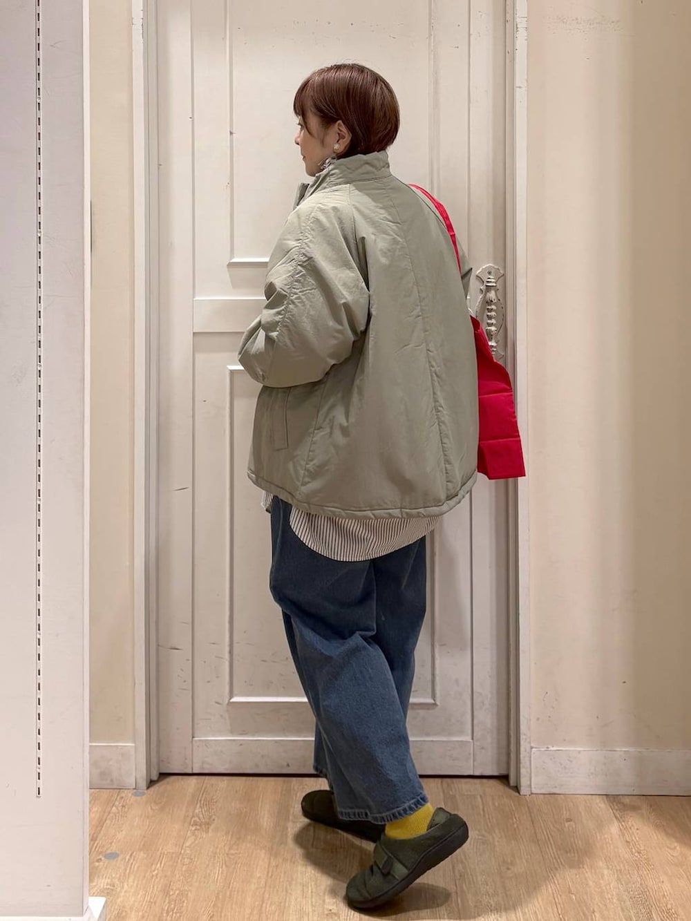 ブルー系のデニムパンツ、グリーン系のその他アウター、その他のシャツ/ブラウスを着用したレディースの秋コーディネートの3枚目の写真