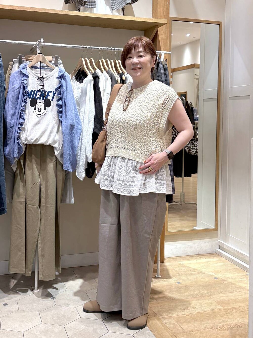 ベージュ系のトートバッグ、ベージュ系のベスト、ベージュ系のその他パンツを着用したレディースの夏コーディネートの6枚目の写真
