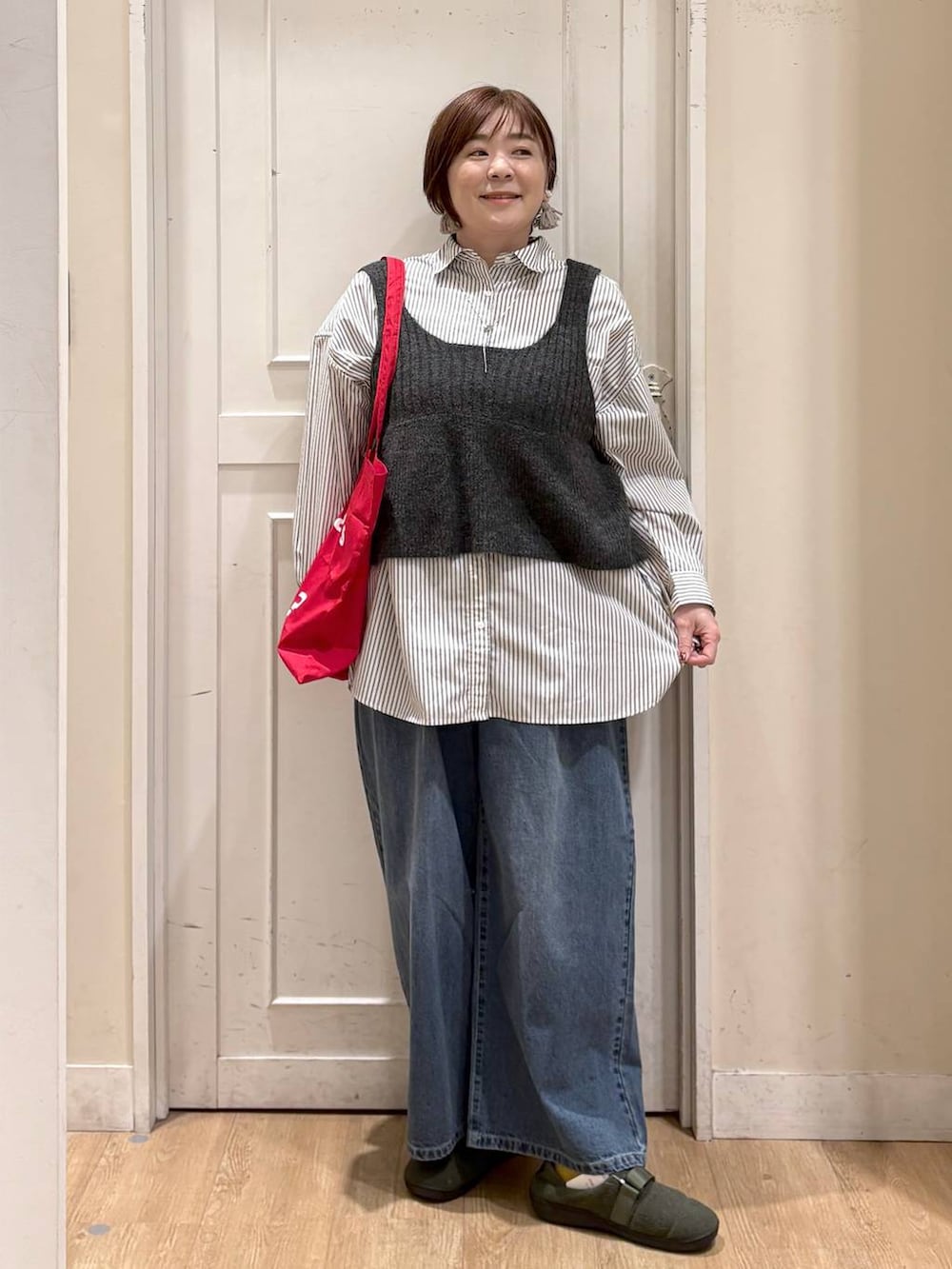 ブルー系のデニムパンツ、グリーン系のその他アウター、その他のシャツ/ブラウスを着用したレディースの秋コーディネートの7枚目の写真