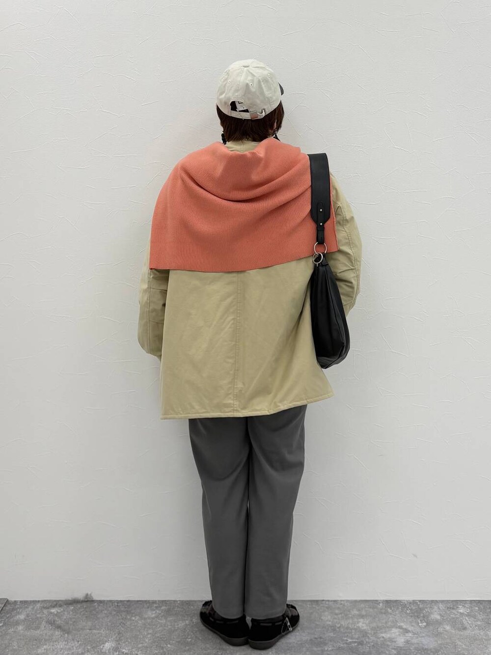 ブラック系のモカシン/デッキシューズ、ブラック系のショルダーバッグを着用したレディースの秋コーディネートの4枚目の写真