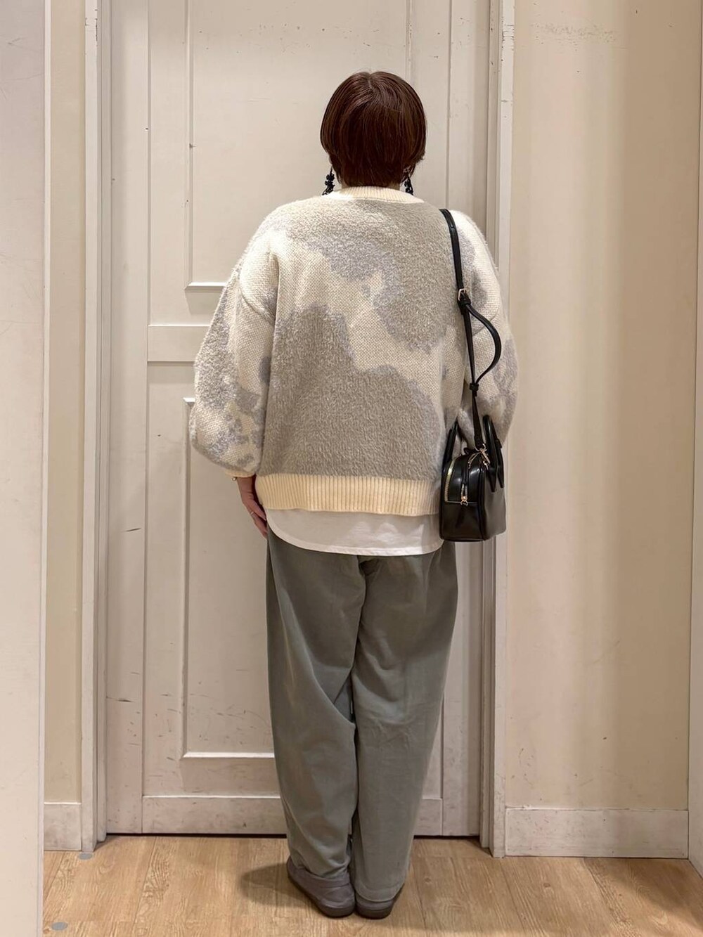 グリーン系のその他パンツ、グレー系のモカシン/デッキシューズ、ブラック系のトートバッグを着用したレディースの秋コーディネートの4枚目の写真