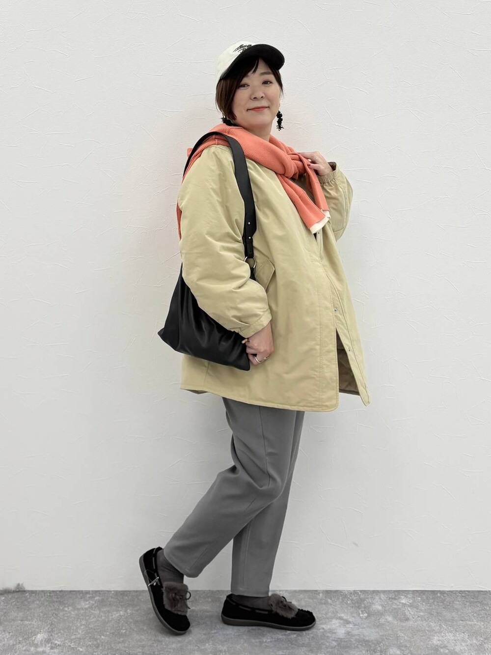 ブラック系のモカシン/デッキシューズ、ブラック系のショルダーバッグを着用したレディースの秋コーディネートの6枚目の写真