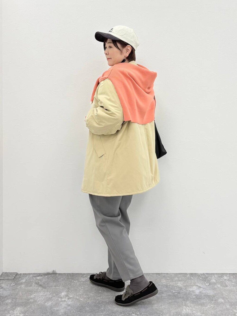 ブラック系のモカシン/デッキシューズ、ブラック系のショルダーバッグを着用したレディースの秋コーディネートの3枚目の写真