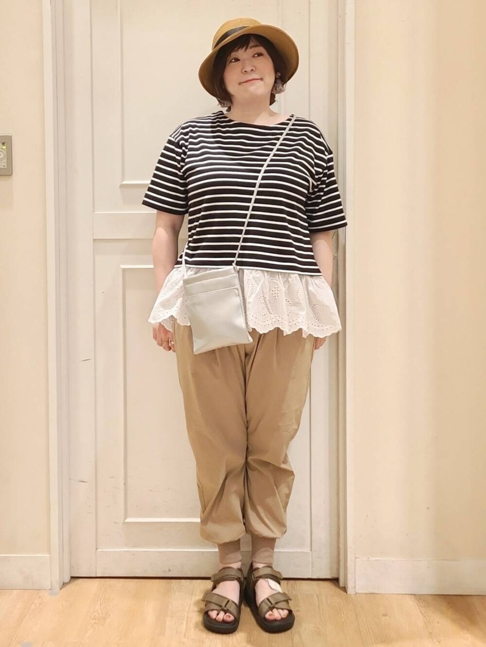 グリーン系のサンダル、ベージュ系のその他パンツ、その他のショルダーバッグを着用したレディースの夏コーディネートの4枚目の写真