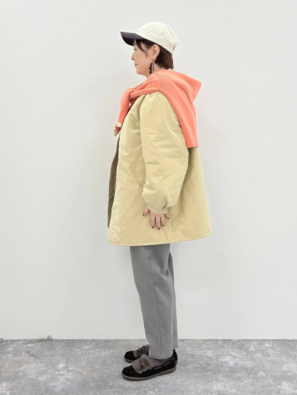 ブラック系のモカシン/デッキシューズ、ブラック系のショルダーバッグを着用したレディースの秋コーディネートの2枚目の写真