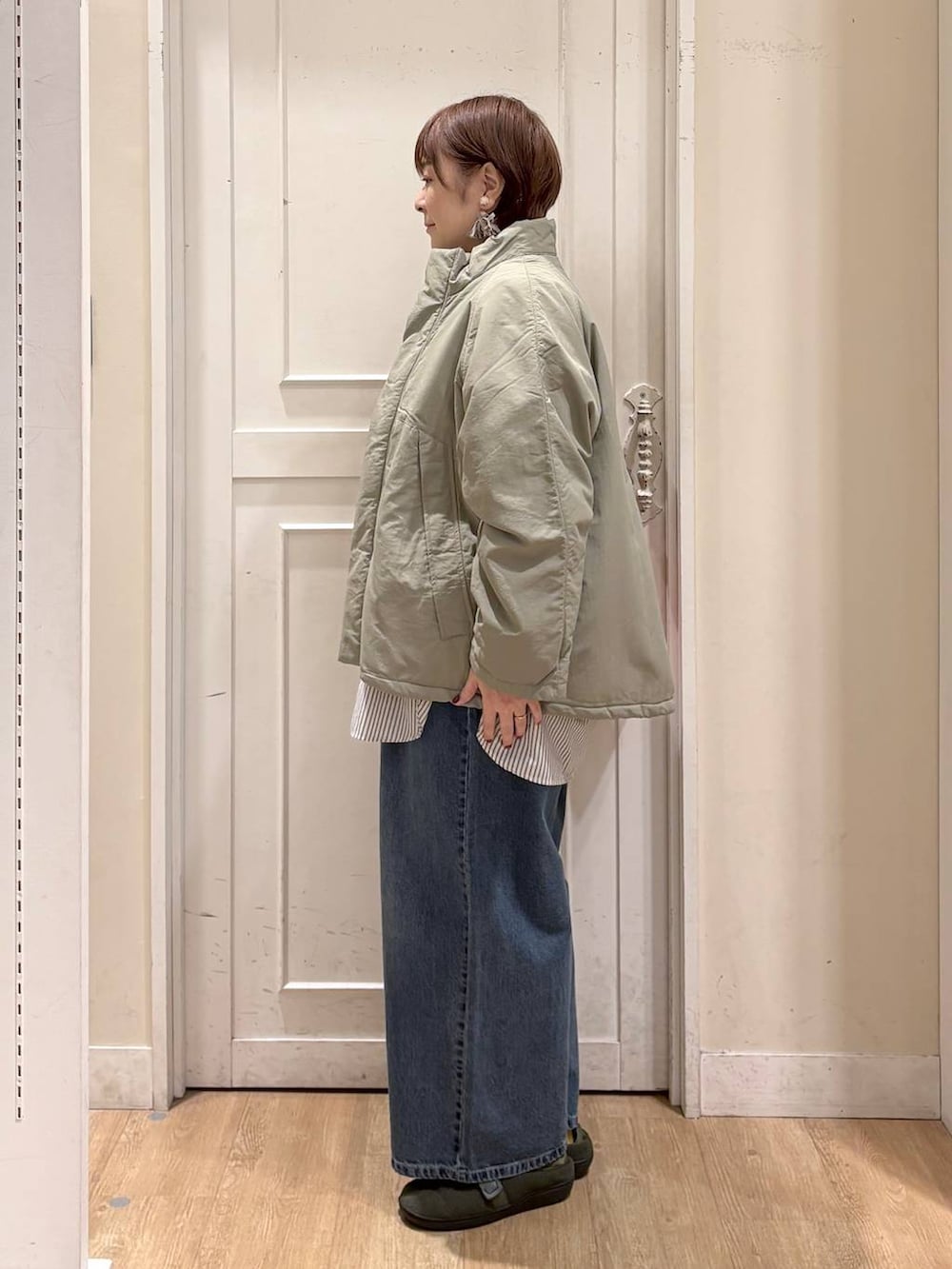 ブルー系のデニムパンツ、グリーン系のその他アウター、その他のシャツ/ブラウスを着用したレディースの秋コーディネートの2枚目の写真