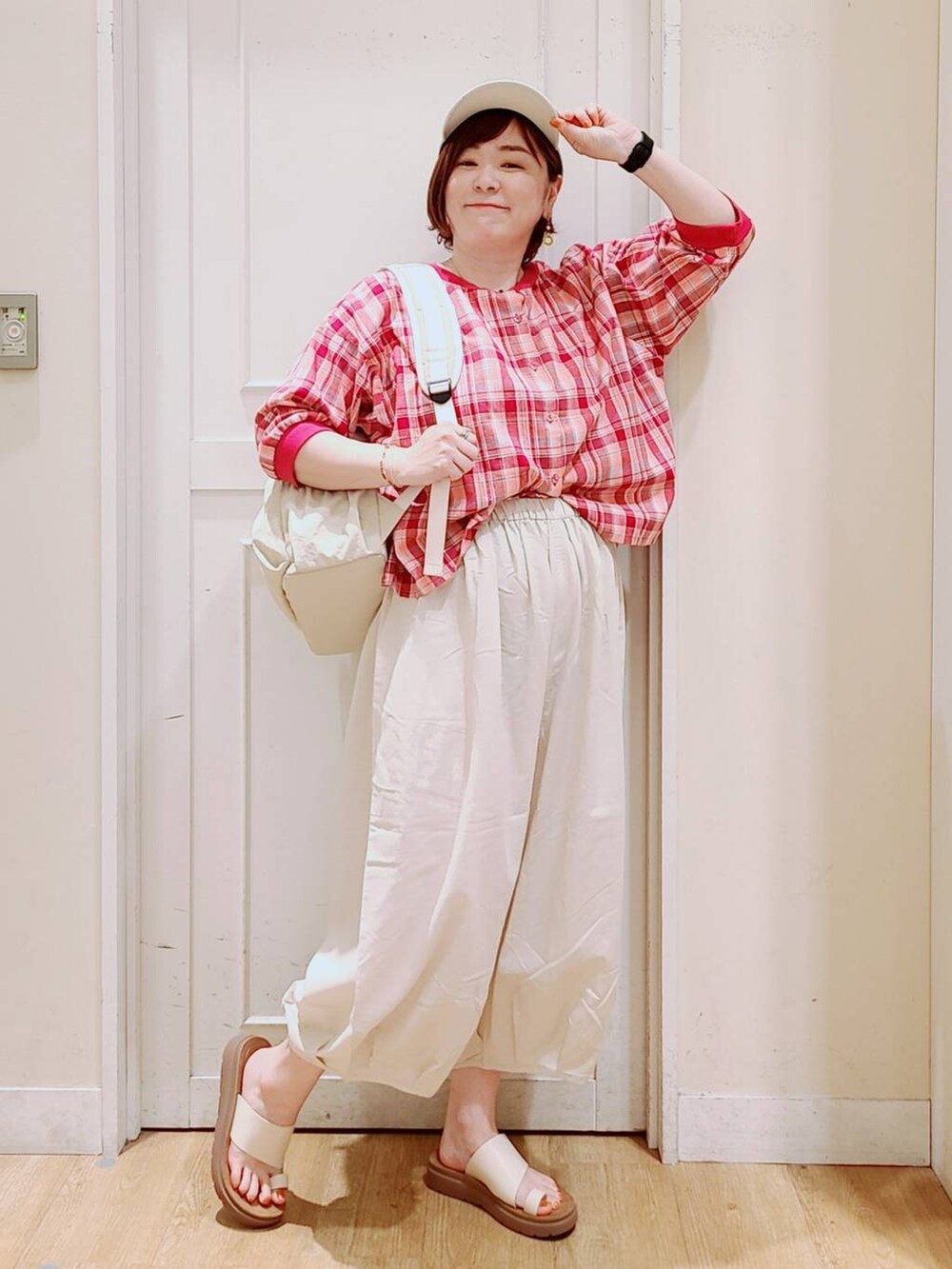 ホワイト系のサンダル、その他のシャツ/ブラウス、ホワイト系のバックパック/リュックを着用したレディースの夏コーディネートの5枚目の写真