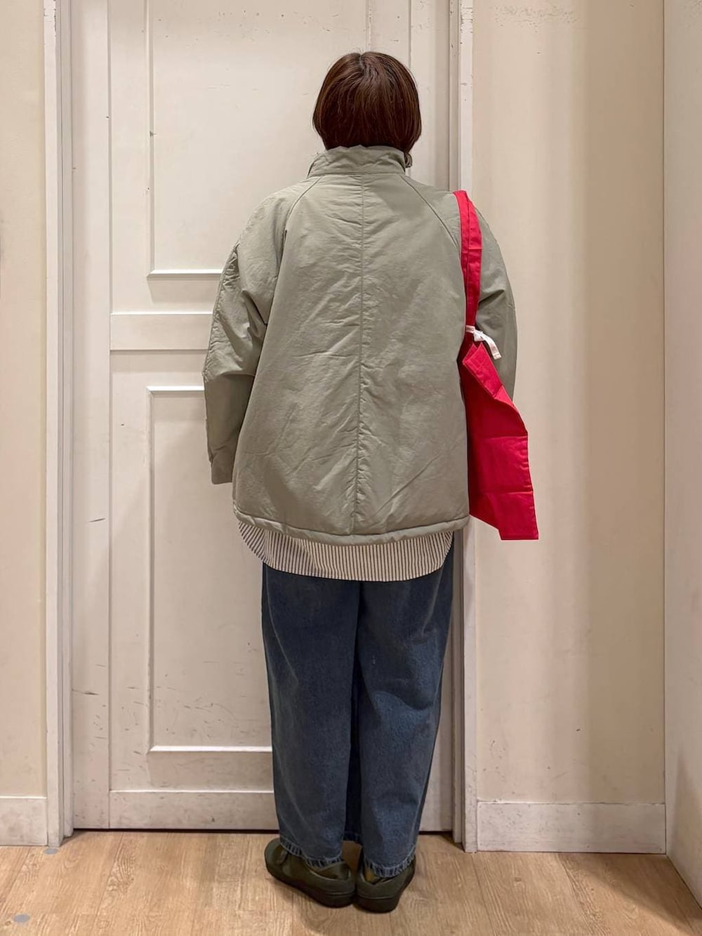 ブルー系のデニムパンツ、グリーン系のその他アウター、その他のシャツ/ブラウスを着用したレディースの秋コーディネートの4枚目の写真