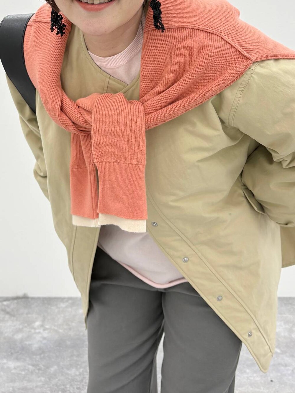 ブラック系のモカシン/デッキシューズ、ブラック系のショルダーバッグを着用したレディースの秋コーディネートの5枚目の写真