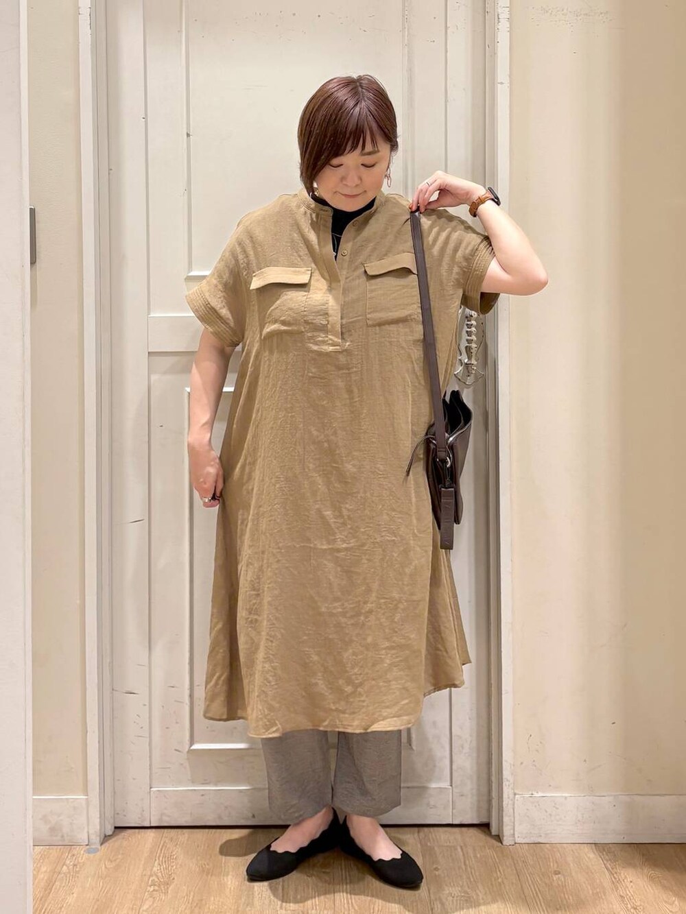 「着痩せ・細見え、体型カバー、差し色コーデ、ママコーデ、楽ちんコーデ、女子会、女子ウケ、カジュアル、studio CLIP、お手入れらくらくシリーズ_studio CLIP、ワンピース、接触冷感、テーパードパンツ」|「studio CLIPの【ウォッシャブル/軽量】洗えるニットパンプス(パンプス、ブラック系)」を使った、さかもってぃさん(レディース・163cm)の夏コーディネートの5枚目の写真