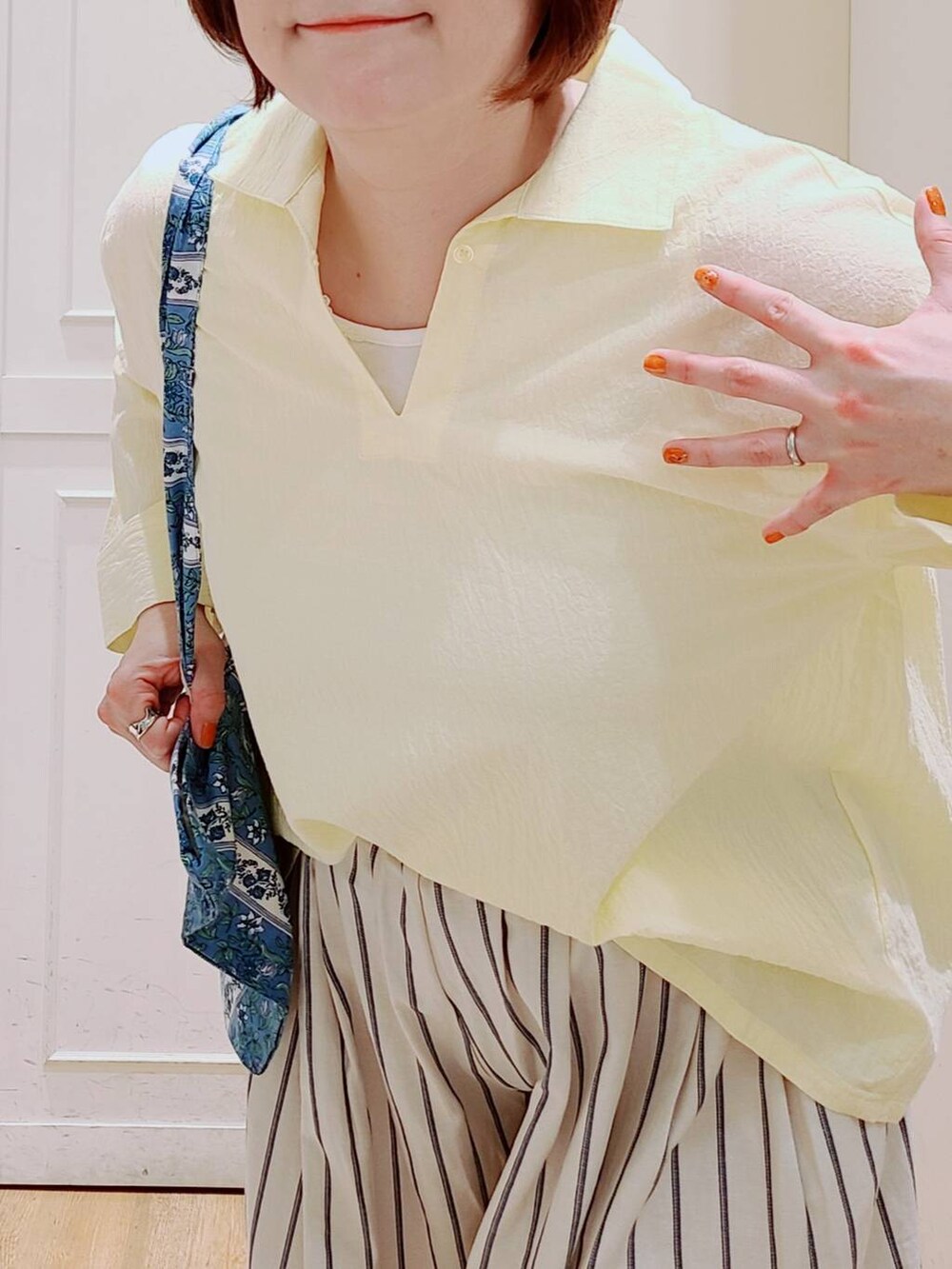 ホワイト系のタンクトップ、その他のその他パンツ、イエロー系のシャツ/ブラウスを着用したレディースの春コーディネートの4枚目の写真