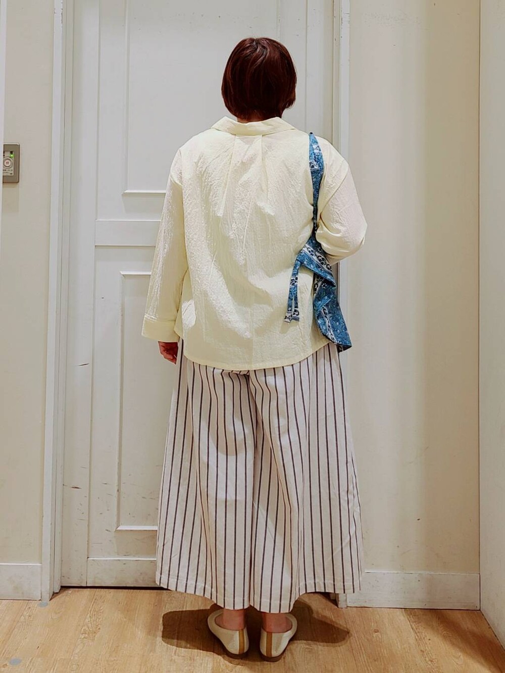ホワイト系のタンクトップ、その他のその他パンツ、イエロー系のシャツ/ブラウスを着用したレディースの春コーディネートの3枚目の写真