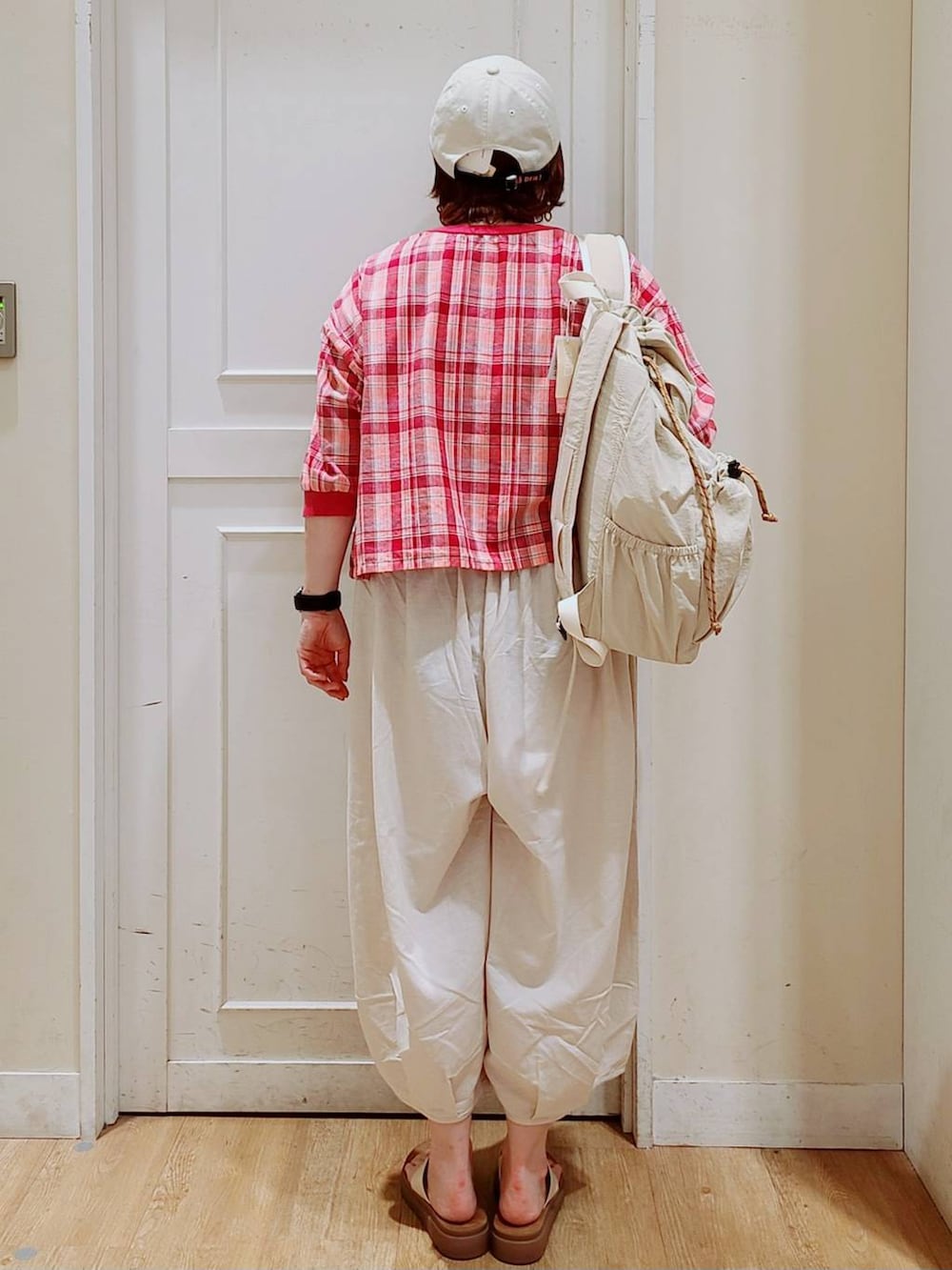 ホワイト系のサンダル、その他のシャツ/ブラウス、ホワイト系のバックパック/リュックを着用したレディースの夏コーディネートの3枚目の写真