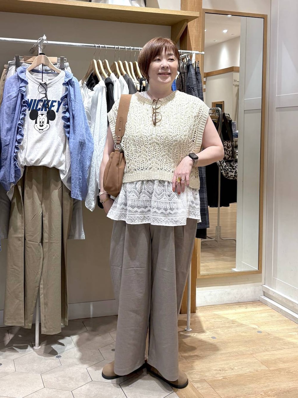 ベージュ系のトートバッグ、ベージュ系のベスト、ベージュ系のその他パンツを着用したレディースの夏コーディネートの7枚目の写真