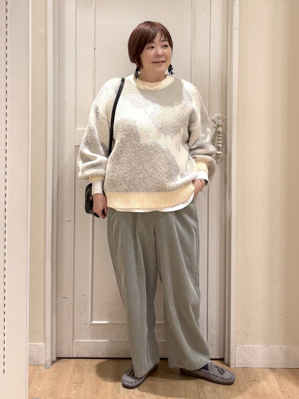 グリーン系のその他パンツ、グレー系のモカシン/デッキシューズ、ブラック系のトートバッグを着用したレディースの秋コーディネートの7枚目の写真